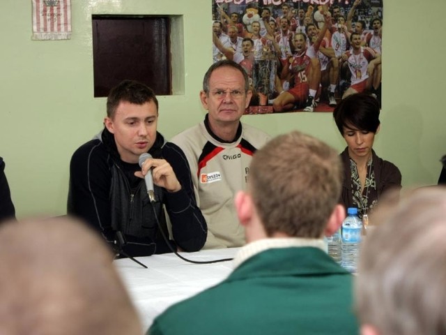 Resovia w wiezieniuSiatkarz Asseco Resovii Krzysztof Ignaczak i trener Ljubo Travica odwiedzili rzeszowskich wieLniów.
