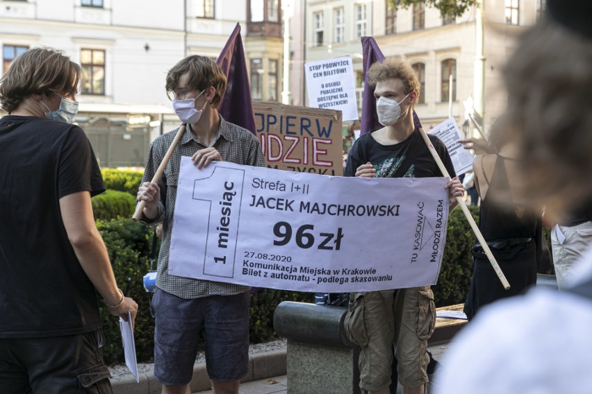 Protest pod krakowskim magistratem przeciwko podwyżkom cen...