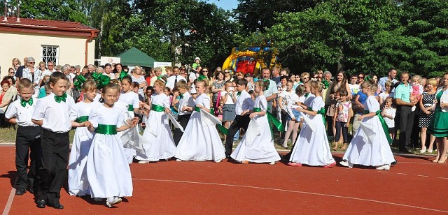 Polonez w wykonaniu uczniów klas II i III rozpoczął część artystyczną jubileuszu. W pierwszej parze tańczą Maja Cybulska i Karol Gajewski