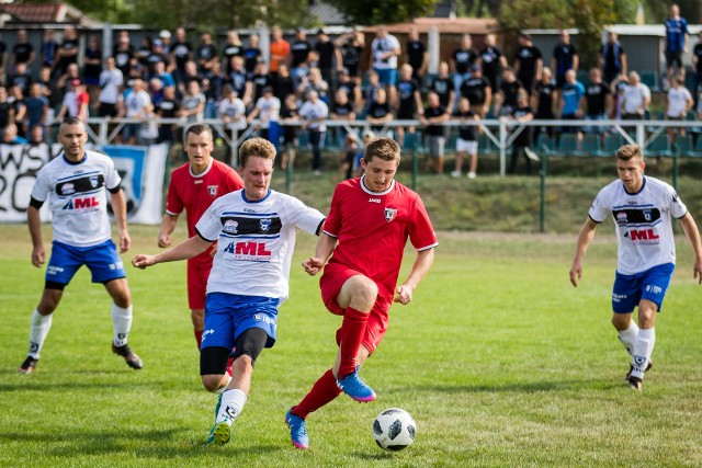 Piłkarze SP Zawisza. którzy w sobotę o godz. 10.00 trenowali po raz pierwszy na głównej płycie stadionu Zawiszy przy ul. Gdańskiej (stało się to za sprawą umowy SP Zawisza z CWZS Zawisza z 28 sierpnia o użyczeniu boisk na cele treningowe dla seniorskiego zespołu SP Zawisza) w niedzielę o godz. 14.00 wybiegli na boisko Dębu Potulice, by po raz pierwszy w tym sezonie zagrać "u siebie" (wcześniej trzy zwycięskie mecze na wyjeździe).Podopieczni Jacka Łukomskiego wygrali 1:0 po strzale zza pola karnego Adama Wiśniewskiego w 18 minucie. Ty razem słaba frekwencja, mecz z trybun obejrzało ok. 200 kibiców.Przed meczem Eugeniusz Nowak, prezes Kujawsko-Pomorskiego Związku Piłki Nożnej i Jarosław Kaczmarek z zarządu K-PZPN wręczyli na ręce kapitana Zawiszy puchar za wygranie rozgrywek I grupy bydgoskiej A klasy.ZOBACZ JAK PIŁKARZE SP ZAWISZA GRALI PONOWNIE W POTULICACH + KIBICE NA TRYBUNACH >>>>>