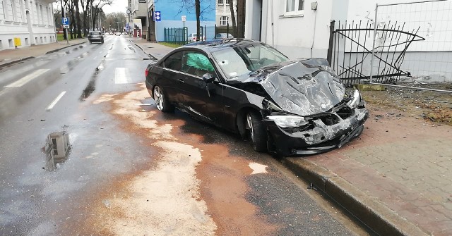 Wypadek w Słupsku. Rozbite BMW na ul. Deotymy. Auto wpadło