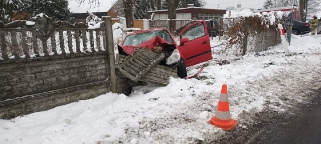 Do wypadku na drodze wojewódzkiej nr 160 w miejscowości Ostrowiec (powiat strzelecko-drezdenecki). Przed południem osobowy opel wypadł z drogi i uderzył w betonowe ogrodzenie.ZOBACZ ZDJĘCIA Z AKCJI SŁUŻB RATUNKOWYCH >>> Na miejscu interweniowała OSP z Dobiegniewa, jednostka ratowniczo-gaśnicza ze Strzelec Krajeńskich, policja oraz pogotowie ratunkowe. Przypominamy, że obecnie na lubuskich drogach panują bardzo trudne warunki atmosferyczne, a temperatura przy gruncie jest znacznie niższa, niż ta odczuwalna w powietrzu. Uważajcie w czasie jazdy!Czytaj również: Samochód osobowy przebił barierki i wpadł do kanału. Znalazł się w połowie pod wodąObejrzyj: Samochód wpadł do Warty w Kostrzynie - nagranie z monitoringu: