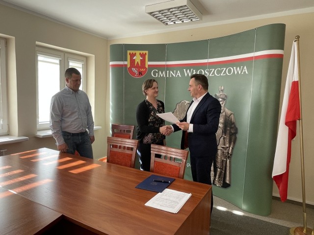 Podpisanie umowy z firmą Soleko Polska z Oleszna na budowę instalacji fotowoltaicznej na budynku Hali Sportowej Ośrodka Sportu i Rekreacji we Włoszczowie.