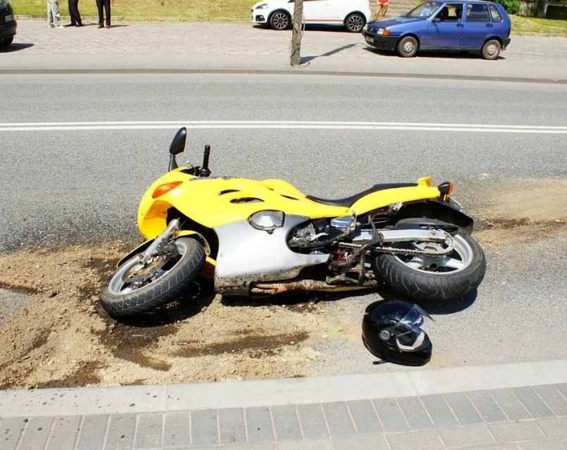 Motocykl kontra samochód. Motocyklista trafił do szpitala (zdjęcia)