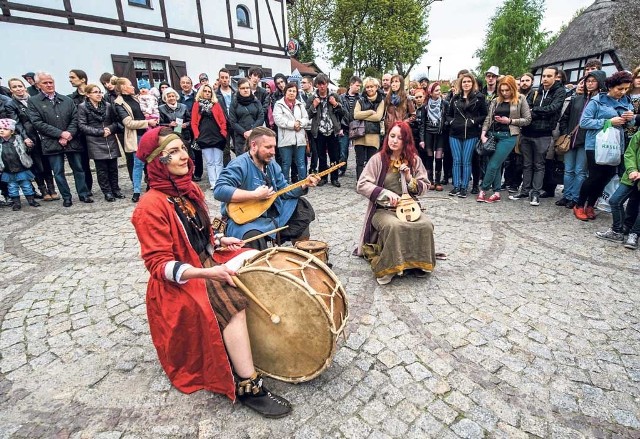 Średniowieczne narzędzia, broń, instrumenty muzyczne - to wszystko na dziedzińcu Muzeum