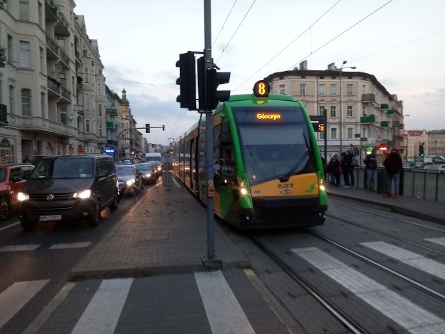 W Poznaniu na ulicy Głogowskiej, na wysokości Gąsiorowskich tramwaj MPK zderzył się z autokarem turystycznym.