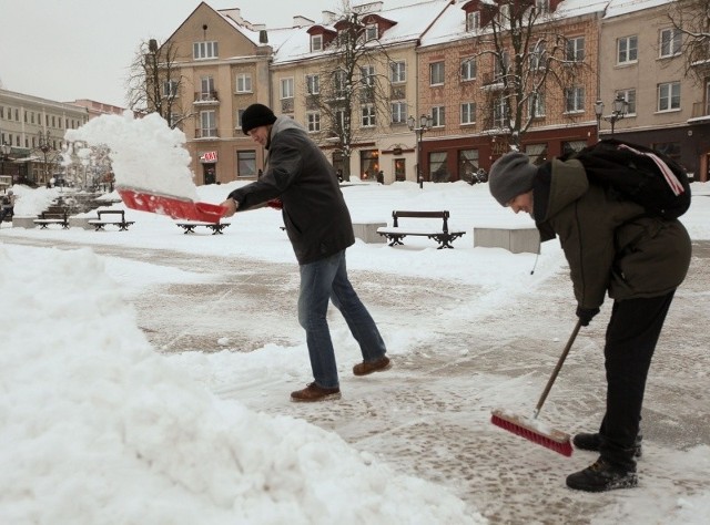 Zaróbmy na kulturę odśnieżaniem - pod takim hasłem białostoccy studenci organizują w poniedziałek happening. To pierwsze takie wyjście e-kultury ze świata wirtualnego do realnego. Na razie na Rynku Kościuszki, ale w przyszłości warto przecierać mieszkańcom drogę do kultury niezależnej także  tam, gdzie  z pozoru nie ma widoków na szybkie jej przetarcie.