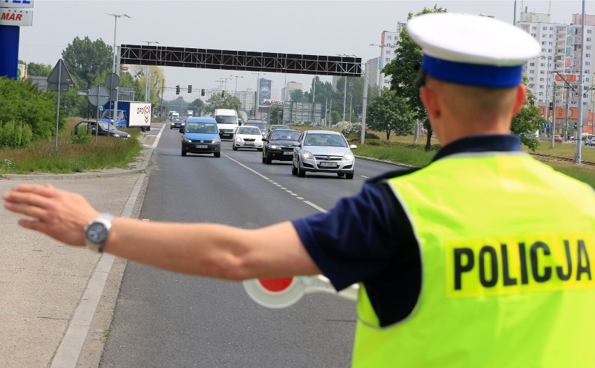 Nowy kodeks drogowy: 1.10.2018. Od dziś rewolucyjne zmiany: dowód rejestracyjny, polisa OC. Jakie nowe prawa mają kierowcy?