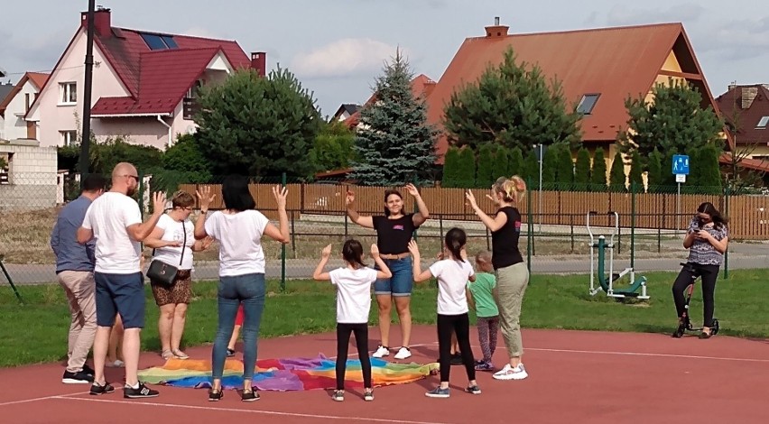 Piknik sportowy w Baćkowicach. Bawiły się całe rodziny, przyjechali zawodnicy z innych gmin [ZDJĘCIA]