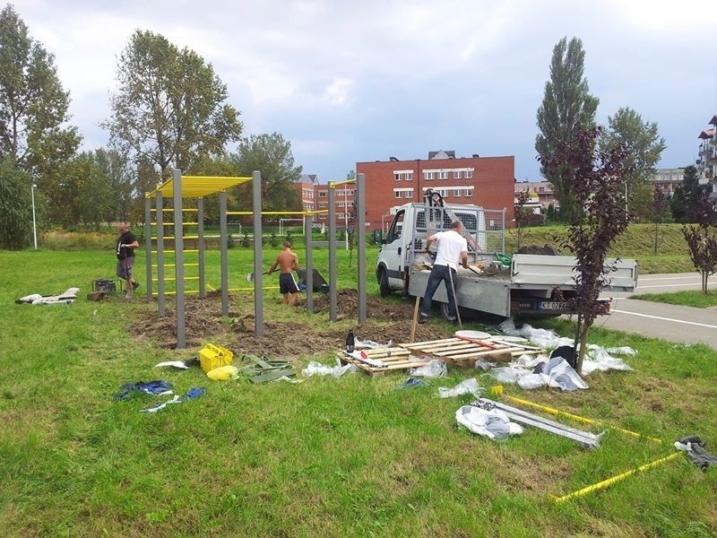 Street workout w Mysłowicach. Na os. Bończyka stanęła konstrukcja do ćwiczeń [ZDJĘCIA]