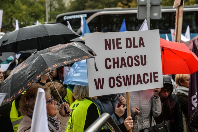 Nauczyciele protestują przeciwko reformie oświaty