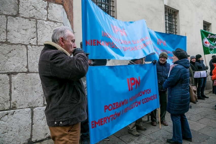 Manifestacja środowisk mundurowych w Krakowie [ZDJĘCIA, WIDEO]