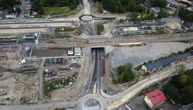 Nowy tunel pod linią kolejową w centrum Dąbrowy Górniczej ma być gotowy we wrześniu Zobacz kolejne zdjęcia/plansze. Przesuwaj zdjęcia w prawo naciśnij strzałkę lub przycisk NASTĘPNE