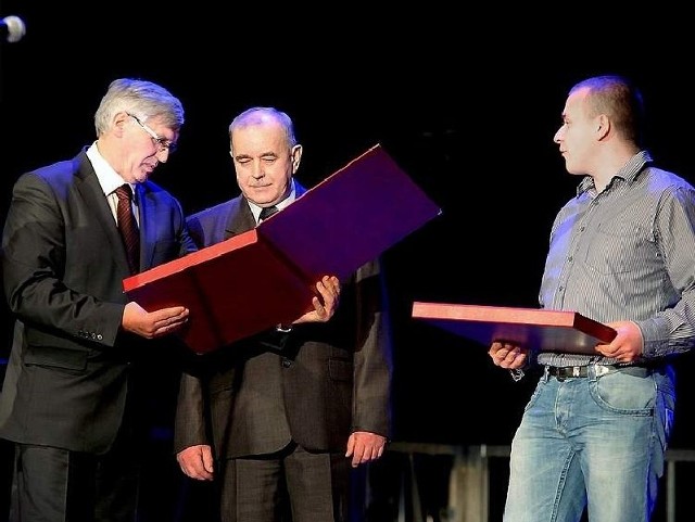 Członek zarządu Adam Modliński "Mekrusy 2011” wręczył Adamowi Zawadzińskiemiu i Janowi Liberkowskiemu