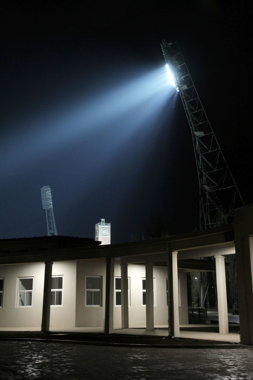 Trwają próby nowego oświetlenia na przebudowanym Stadionie...