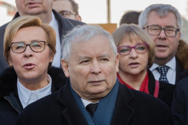 Poparcie dla Prawa i Sprawiedliwości znacząco spada. Według najnowszego sondażu przeprowadzonego przez Kantar Millward Brown SA partia Jarosława Kaczyńskiego traci aż 12%.