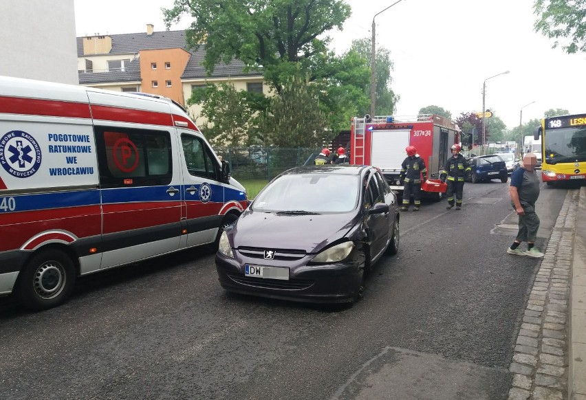 Wypadek na Żernickiej. Kobieta z dzieckiem poszkodowani