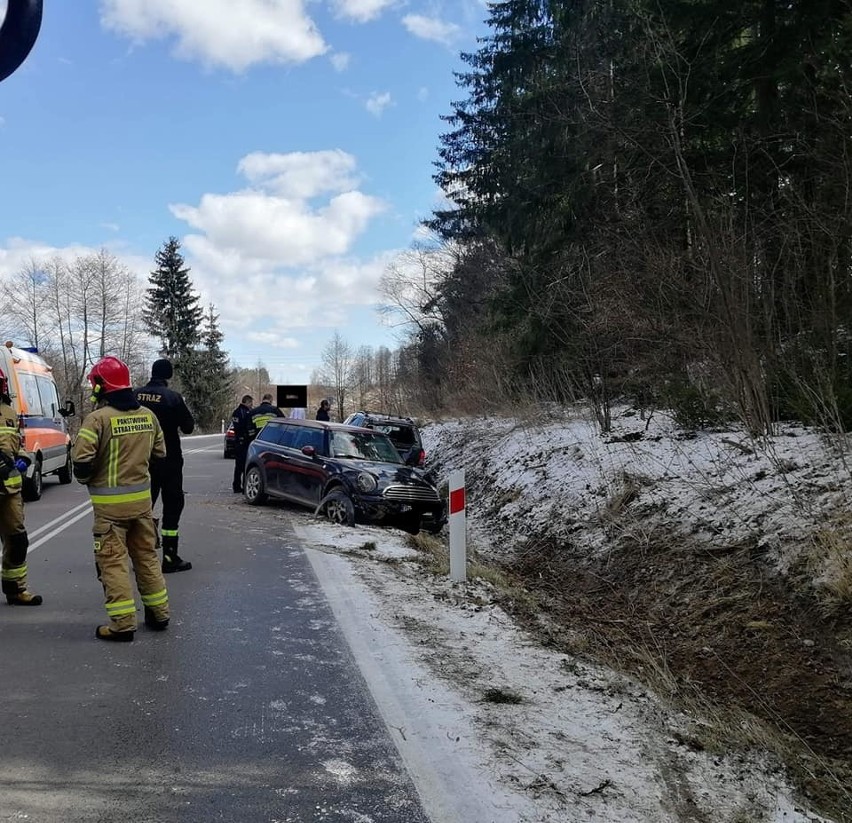 Wesołowo. Wypadek z udziałem trzech samochodów. Jedno auto dachowało [ZDJĘCIA]