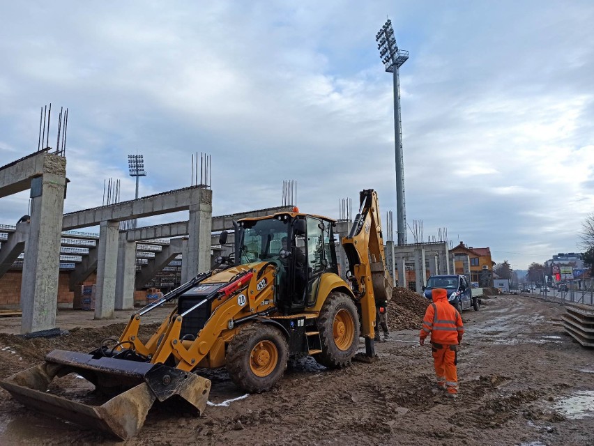 Robotnicy budujący nowy stadion Sandecji nie mają zbyt...