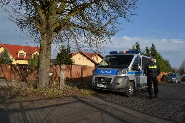 Ukryte pomiędzy tujami na posesji przy ulicy Polnej w Pionkach zwłoki 53-letniego mężczyzny i jego młodszej o rok żony znaleziono w poniedziałek.