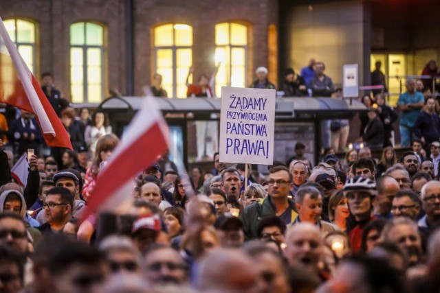 Przed Sądem Okręgowym w Gdańsku w lipcu zorganizowano kilkanaście protestów przeciw planowanej przez PiS reformie sądownictwa