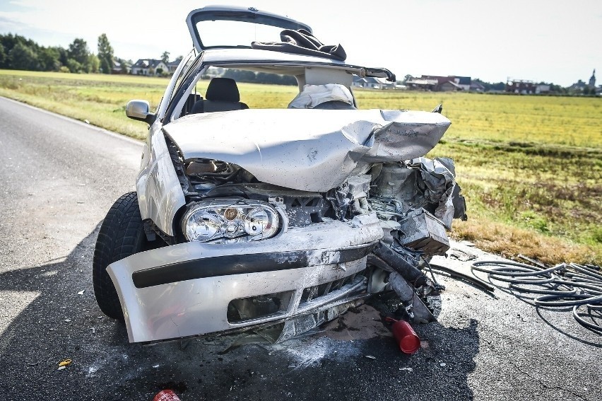 Corsa po zderzeniu wpadła do rowu i jej kierowca zdołał się...