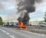 Pożar samochodu na drodze wojewódzkiej pod Krakowem. Ogromne płomienie i słup dymu