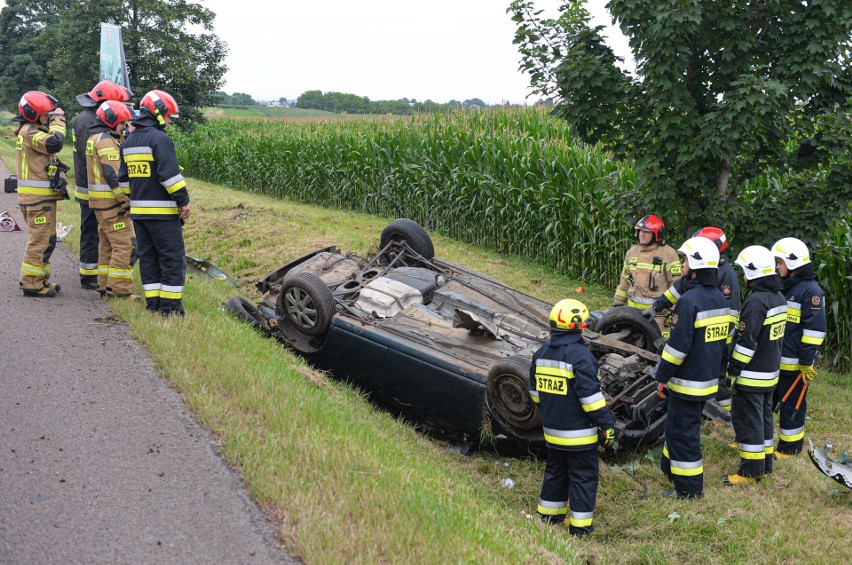 Wypadek w Duńkowiczkach. Na drodze krajowej nr 77 ford mondeo zjechał z drogi i koziołkował. 19-latek został ranny [ZDJĘCIA]