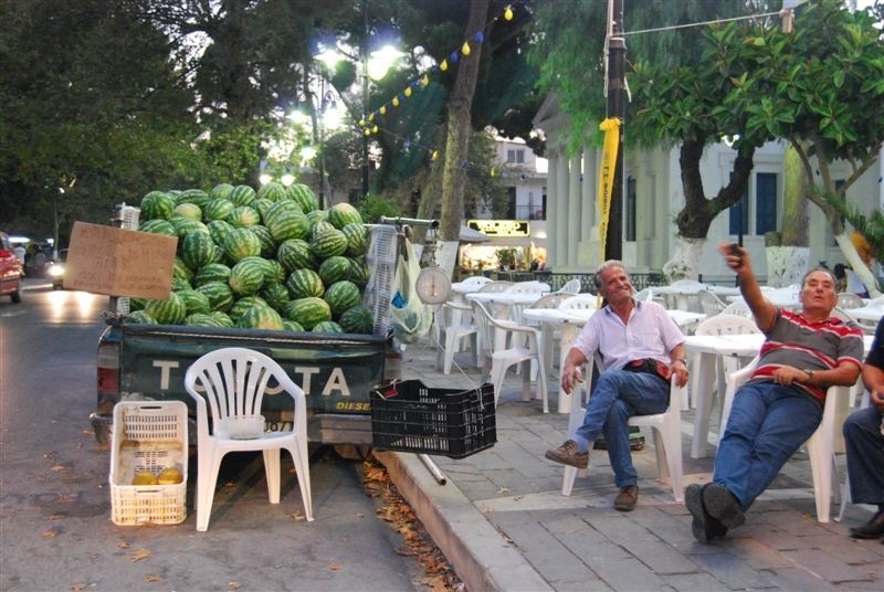 Greckie arbuzy są wyjątkowo słodkie i można je kupić niemal...