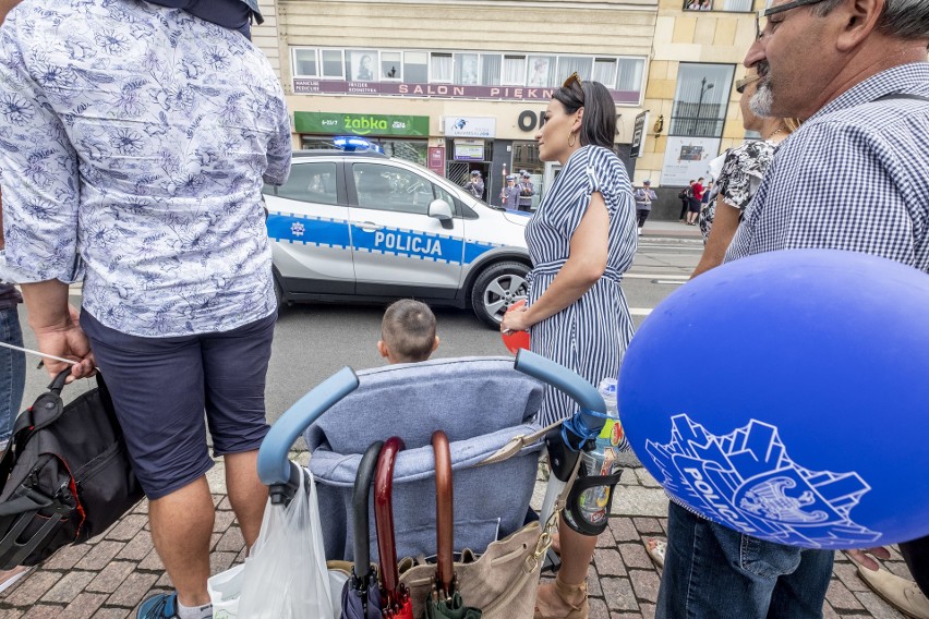 Możliwość zobaczenia policyjnych pojazdów, strojów czy...