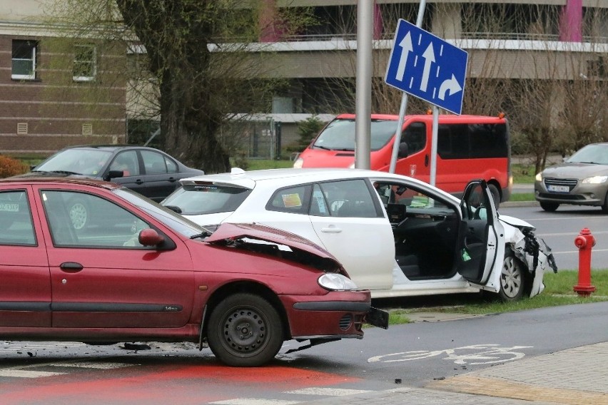 Wypadek dwóch samochodów przy dworcu głównym PKP (ZDJĘCIA)