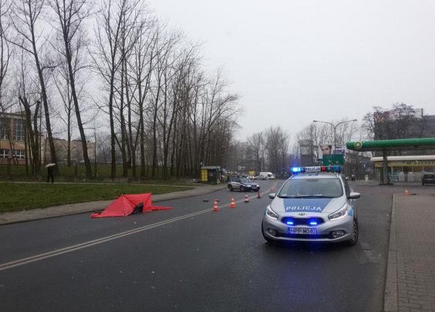 Tragiczny wypadek w Mysłowicach na ul. Katowickiej przy stacji BP. Pod kołami ciężarówki zginęła kobieta, która prawidłowo szła bokiem drogi.