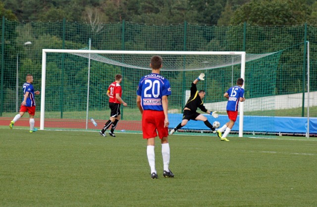 W sobotnim meczu 2. kolejki V ligi, grupy II klasy okręgowej, Dąb Barcin przegrał na własnym stadionie z Włocłavią Włocławek 0:4 (0:2). Dwa gole dla włocławian strzelił Paweł Behlke, a po jednym - Paweł Komorowski i Lucjan Jaroszewski.