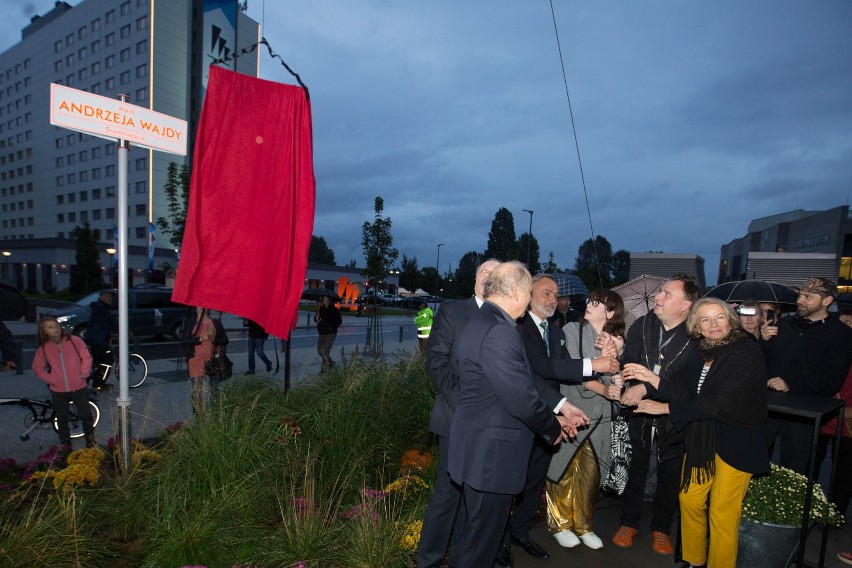 Pierwszy dzień festiwalu filmowego w Gdyni za nami. Miasto ma aleję im. Andrzeja Wajdy [ZDJĘCIA] 