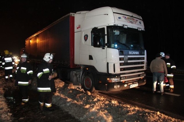 Strażakom pozostało dokonać oględzin ciężarówki.