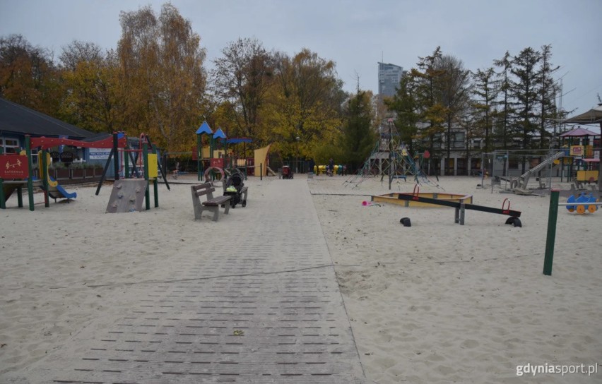 Szersze, ładniejsze i przede wszystkim nowe. Trwa montaż kładek na Plaży Śródmieście w Gdyni 