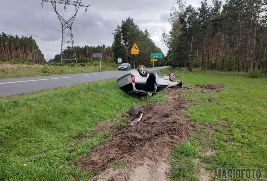 Wypadek w Kątach Opolskich. Osobowy opel dachował, dwie osoby trafiły do szpitala