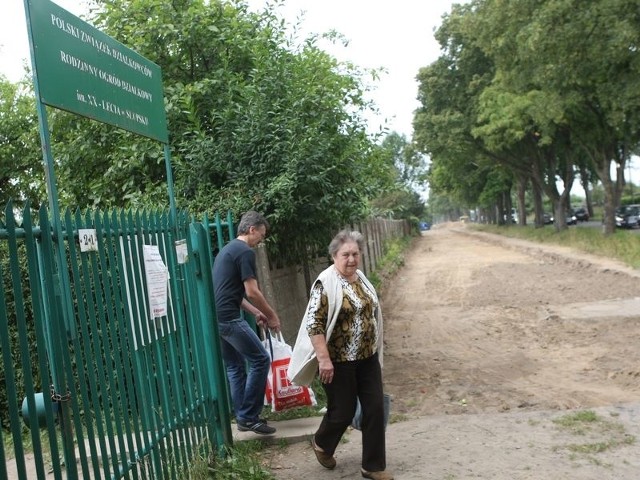 Budowa ścieżki rowerowej trwa, ale niektórzy działkowcy nie są z tego zadowoleni. 