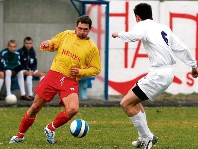 Sławomir Suchomski (z lewej) jeszcze dwa lata temu grał w piłkę w III lidze w Opalenicy