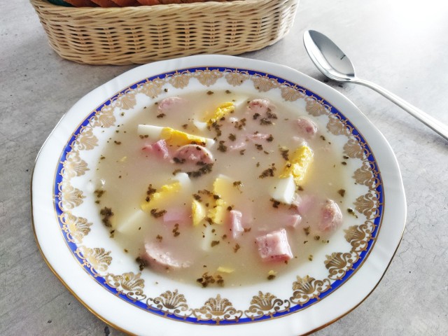 Żurek to pyszna i tradycyjna zupa przygotowywana na wielkanocne śniadanie. Zobacz, jak ją doprawić i z czym podać. Kliknij w galerię i przesuwaj zdjęcia strzałkami lub gestem