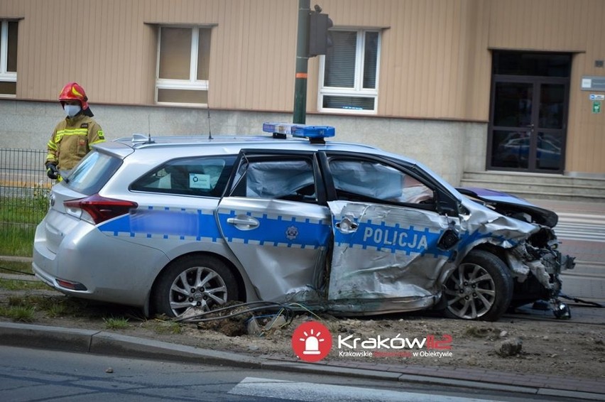 Wypadek w Krakowie na skrzyżowaniu ul. Mogilskiej i Cystersów. Policyjny radiowóz zderzył się z osobówką [ZDJĘCIA]