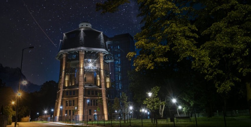 Wieża ciśnień w Zabrzu: nocne zdjęcia zachwycają. Obiekt jest jednym z najpiękniejszych na Śląsku. Zrewitalizowano także otoczenie