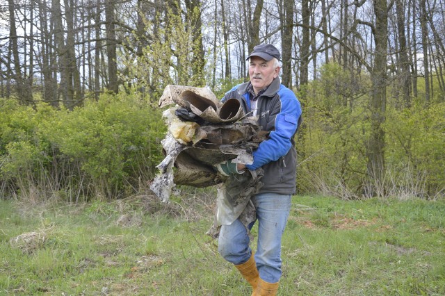 W środowe popołudnie kilkadziesiąt osób sprzątało rzeczkę Srebrną i jej okolicę. Skrzyknął ich wiceszef gorzowskiego PTTK Zbigniew Rudziński. - Ta rzeka to nasz skarb. A o skarby trzeba dbać - mówili wszyscy zgodnie, urobieni po łokcie. Na wezwanie Rudzińskiego odpowiedzieli harcerze, zwykli gorzowianie, społecznicy, mieszkańcy Kłodawy (z niej płynie Srebrna) oraz wszyscy ci, którym los rzeczki nie jest obojętny. Grupa sprawnie podzieliła się na podgrupy i ruszyła sprzątać. W wodzie uwijali się najwięksi twardziele: pan Grzegorz, pan Marek i pan Marian. Dosłownie stali w korycie i wyciągali z niego to, co nie powinno nigdy trafić do rzeczki. Lekko nie było, czasami musieli wyciągać odpadki we dwóch. Pomagali im z brzegu harcerze. Druga ich ekipa zasuwała an brzegu. Tam też pracowały panie. Wcale nie miały dużo lżej - bo na brzegu i w krzakach odpadków było najwięcej. Wszyscy zasuwali bez narzekania przez kilka godzin. Do akcji włączyły się nawet dzieci. Tak, tak. Kilkulatki. One oczywiście miały zadania na miarę swoich sił i możliwości, ale wcale się nie leniły (co nie znaczy, że nie robiły ze sprzątania zabawy!). Więcej o środowej akcji przy Srebrnej w piątkowym, papierowym wydaniu "GL".Zobacz też: OPUSZCZONE I ZAPOMNIANE MIEJSCA NA ZIEMI LUBUSKIEJ [ZDJĘCIA, CZ. 1]OPUSZCZONE I ZAPOMNIANE MIEJSCA NA ZIEMI LUBUSKIEJ [ZDJĘCIA, CZ. 2]