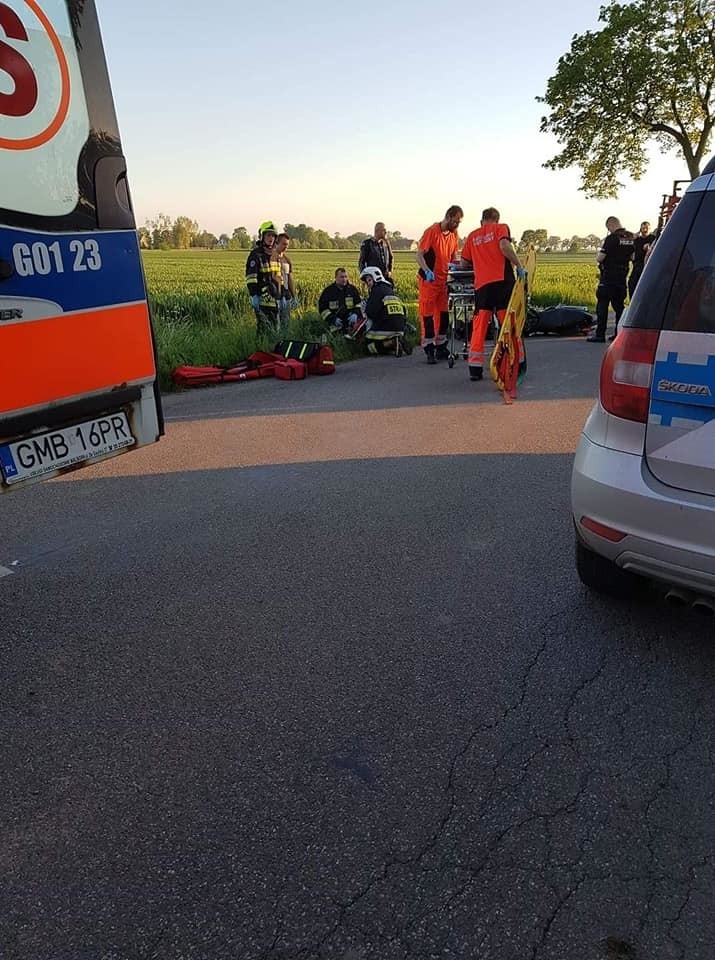 Wypadek między Lichnowami a Dąbrową 22.05.2019. Motocykl zderzył się z ciągnikiem rolniczym [ZDJĘCIA]