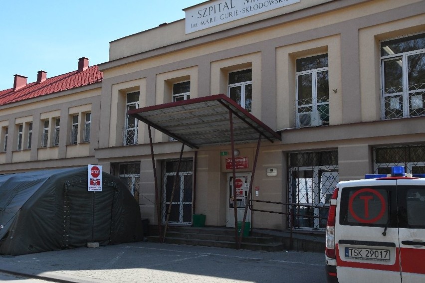Po zakażeniach koronawirusem w szpitalu w Skarżysku. Trudna ewakuacja [WIDEO, zdjęcia]