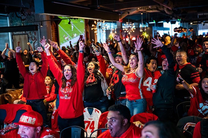 Super Bowl, czyli wydarzenie roku w Ameryce. Skąd wzięła się nazwa, jak powstał, czemu odbywa się w niedziele i dlaczego warto zarwać noc?