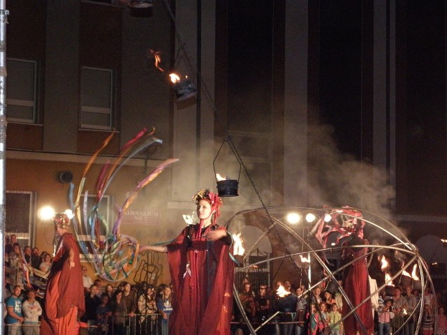 Wielkie widowisko z ogniem i fajerwerkami, z nostalgicznymi ukraińskimi pieśniami przywiózł teatr Woskresinnia ze Lwowa