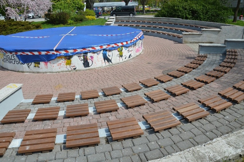 Odnowione siedziska w małym amfiteatrze przy fontannie w Stalowej Woli. Zobacz zdjęcia