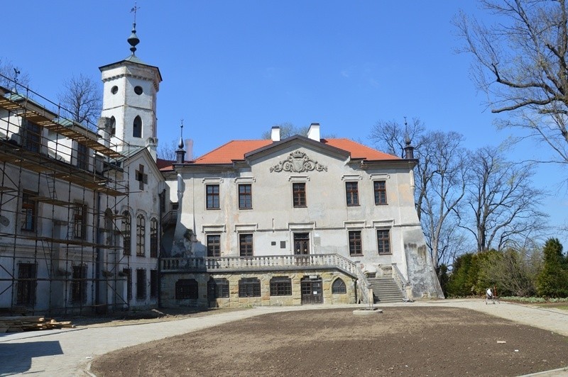 Pałac Stadnickich w Nawojowej będzie jak nowy. Ruszył remont zabytkowego obiektu [ZDJĘCIA]