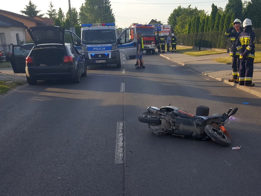 Kierujący motorowerem, skręcając w lewo, zderzył się z...